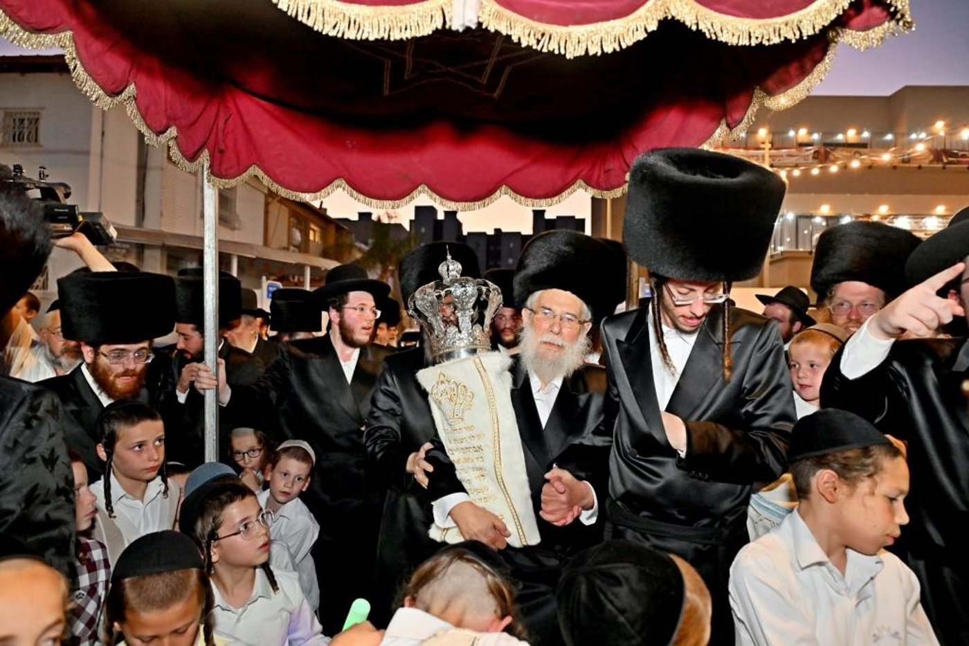 הכנסת ספר תורה באשדוד | צילום: יהושע פרוכטר