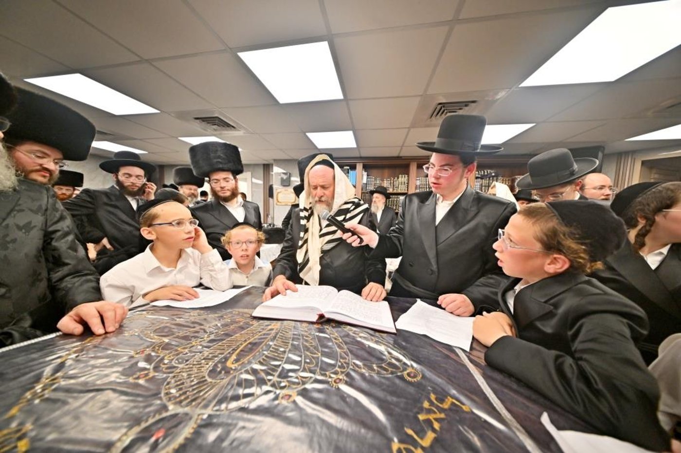 הכנסת ספר תורה באשדוד | צילום: יהושע פרוכטר