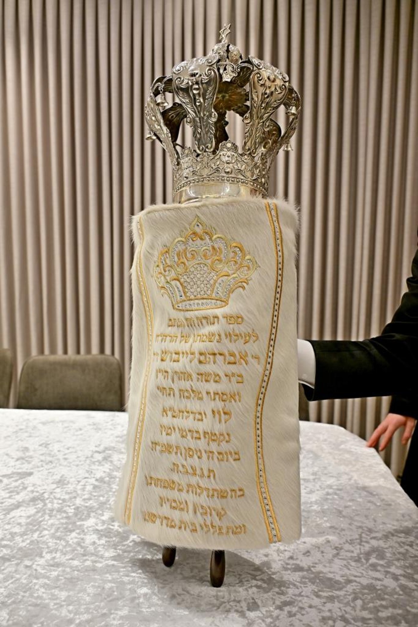 הכנסת ספר תורה באשדוד | צילום: יהושע פרוכטר