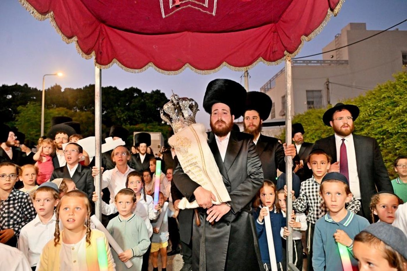 הכנסת ספר תורה באשדוד | צילום: יהושע פרוכטר