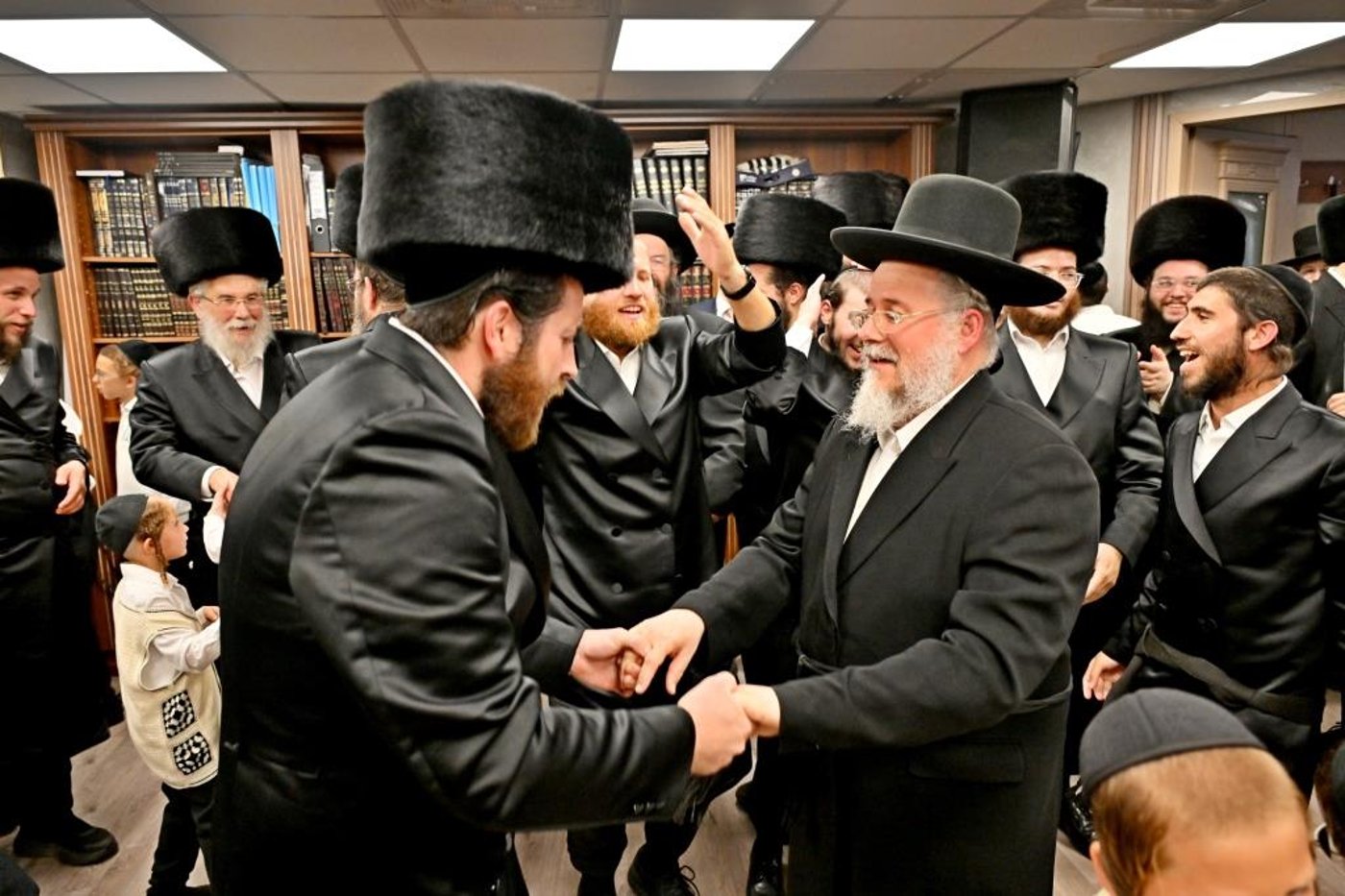 הכנסת ספר תורה באשדוד | צילום: יהושע פרוכטר