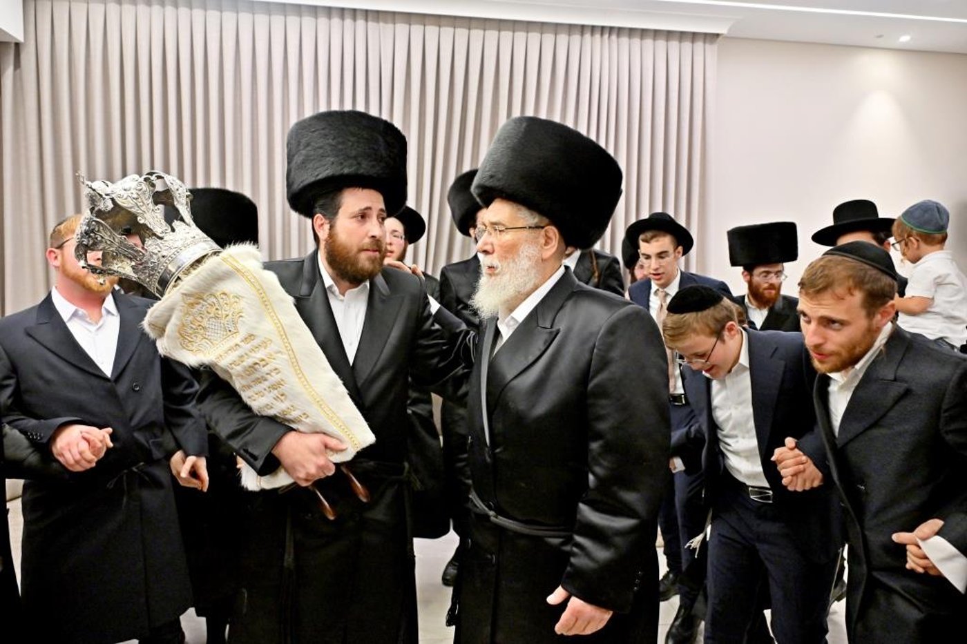 הכנסת ספר תורה באשדוד | צילום: יהושע פרוכטר