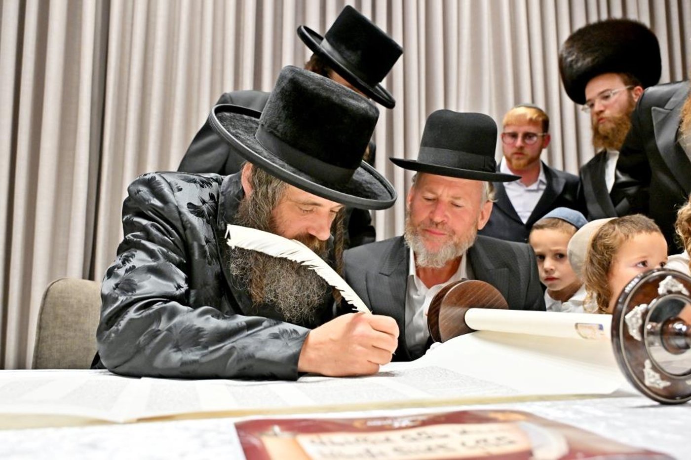 הכנסת ספר תורה באשדוד | צילום: יהושע פרוכטר