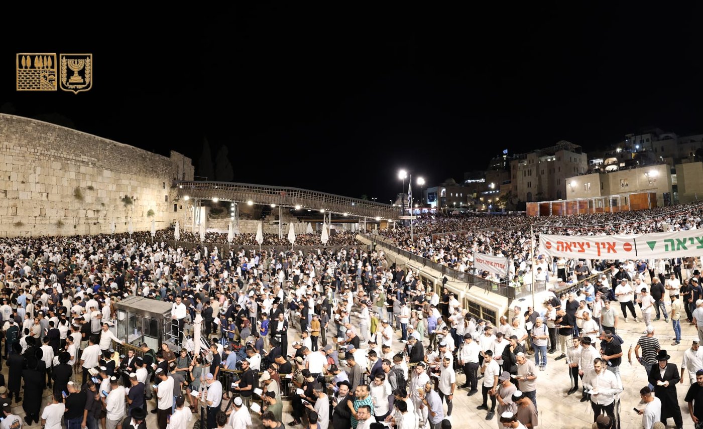 עשרות אלפי מתפללים במעמד הסליחות ברחבת הכותל