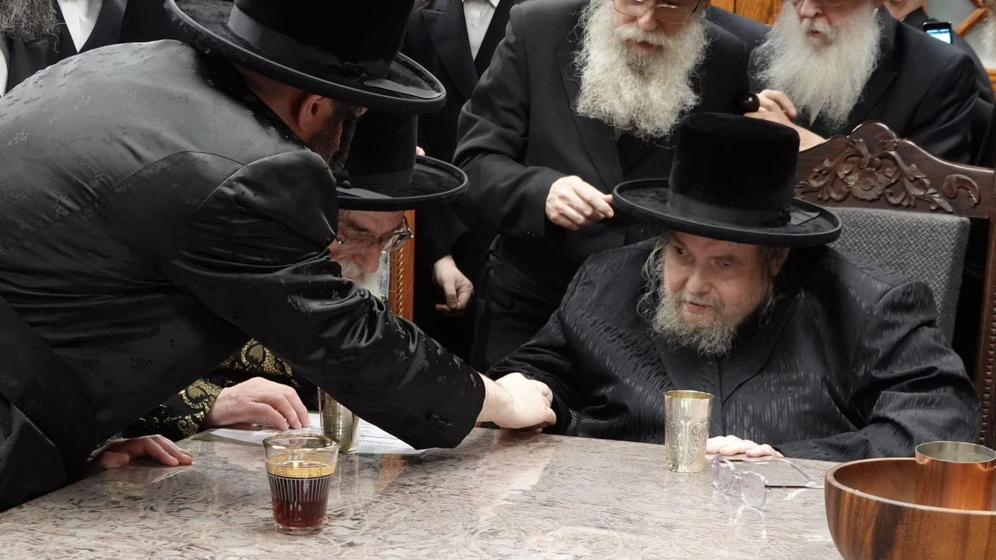 האדמו"ר מויז'ניץ שליט"א בביקור אצל האדמו"ר מבעלזא שליט"א