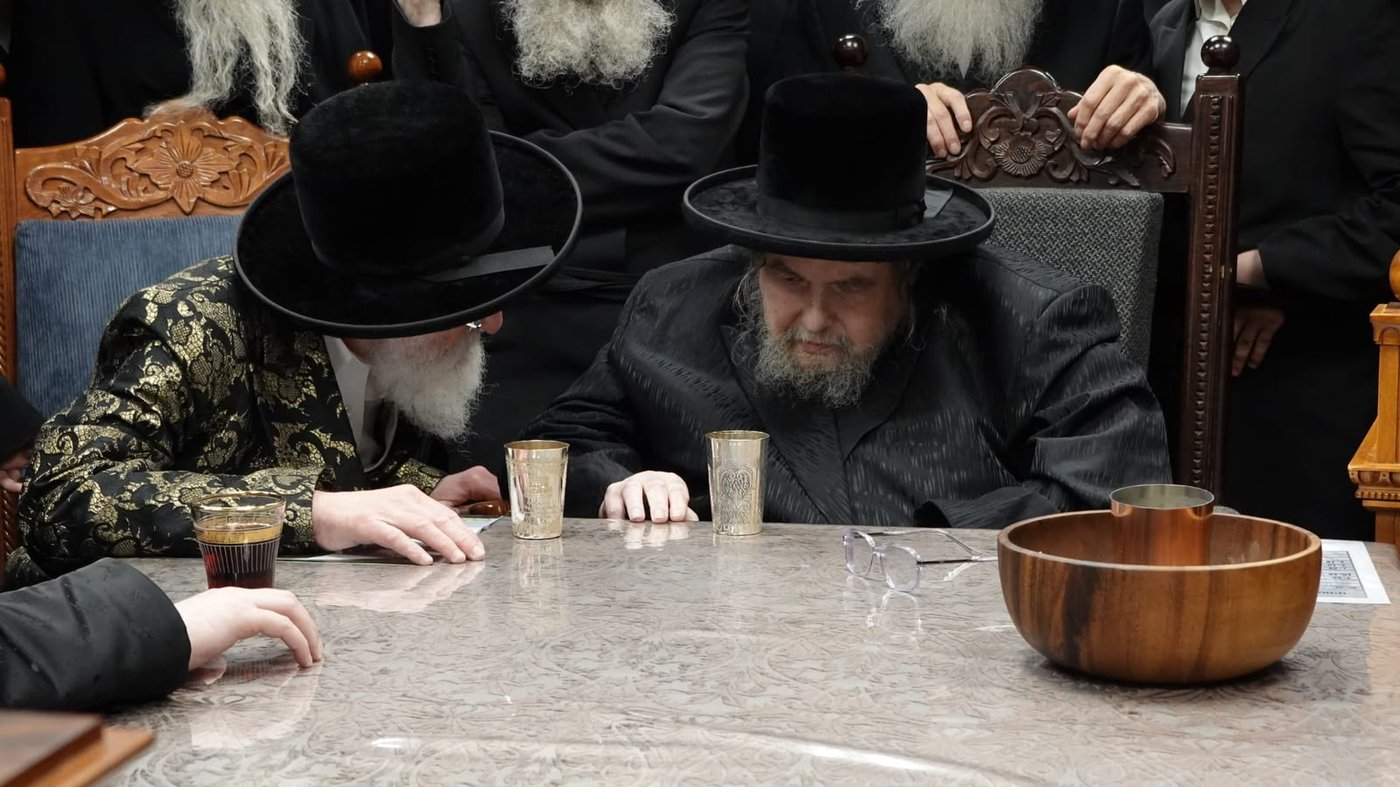 האדמו"ר מויז'ניץ שליט"א בביקור אצל האדמו"ר מבעלזא שליט"א