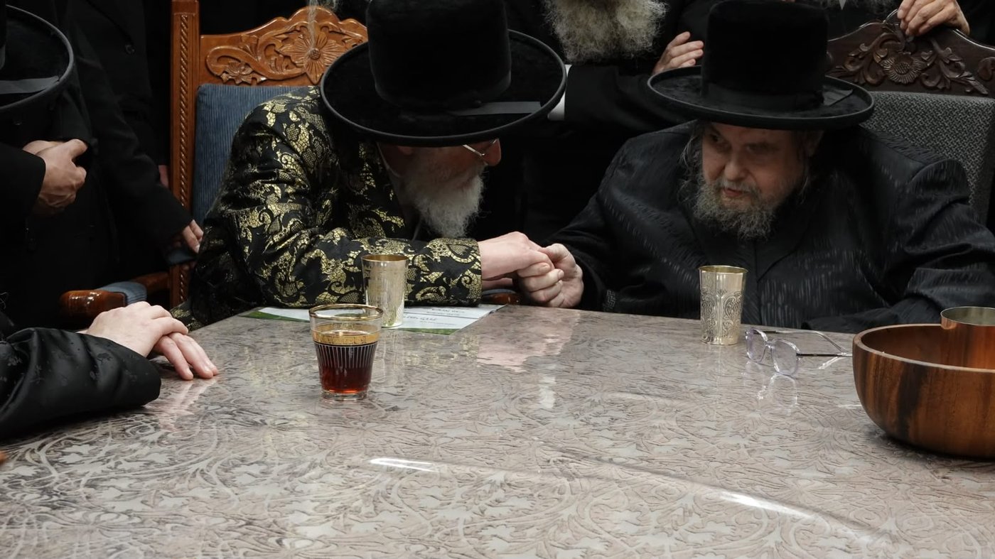 האדמו"ר מויז'ניץ שליט"א בביקור אצל האדמו"ר מבעלזא שליט"א
