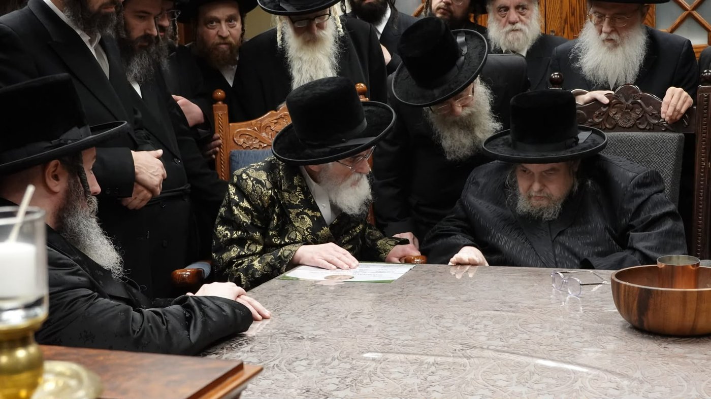 האדמו"ר מויז'ניץ שליט"א בביקור אצל האדמו"ר מבעלזא שליט"א