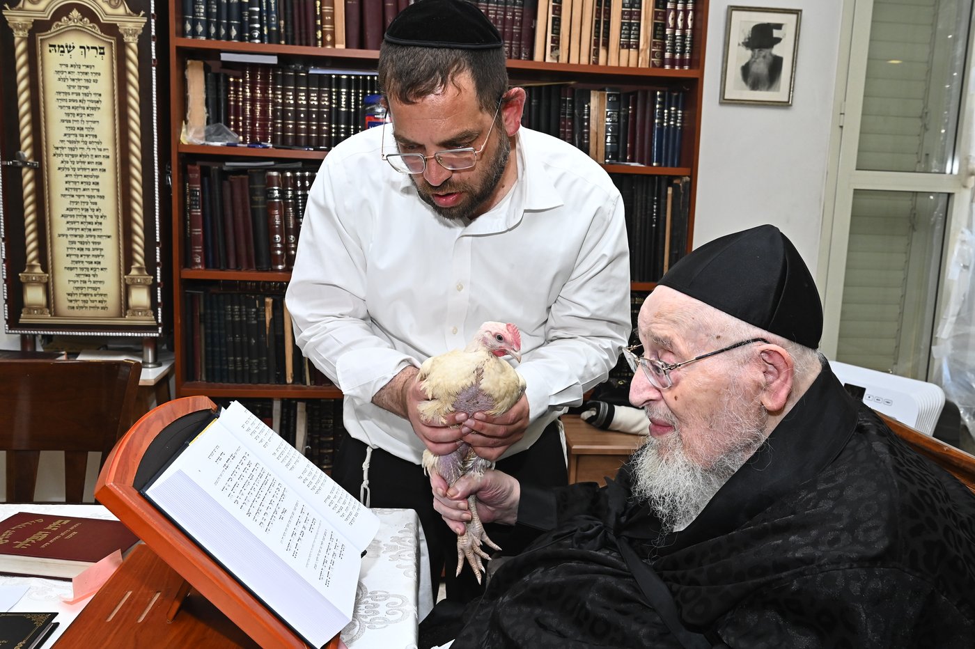מרן הגאון רבי מאיר צבי ברגמן שליט"א במנהג כפרות | צילום: שוקי לרר