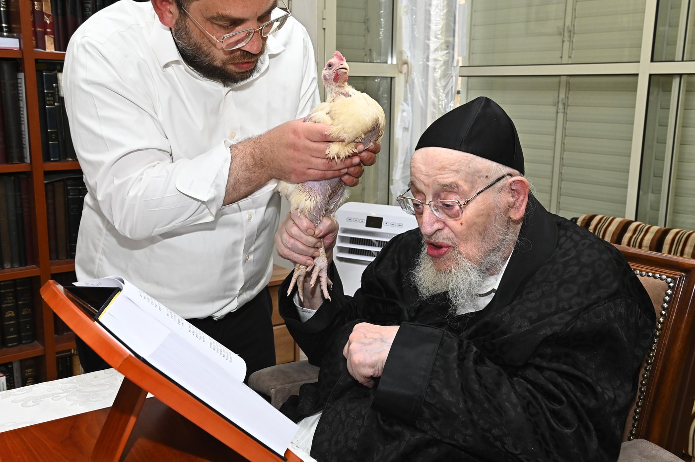 מרן הגאון רבי מאיר צבי ברגמן שליט"א במנהג כפרות | צילום: שוקי לרר