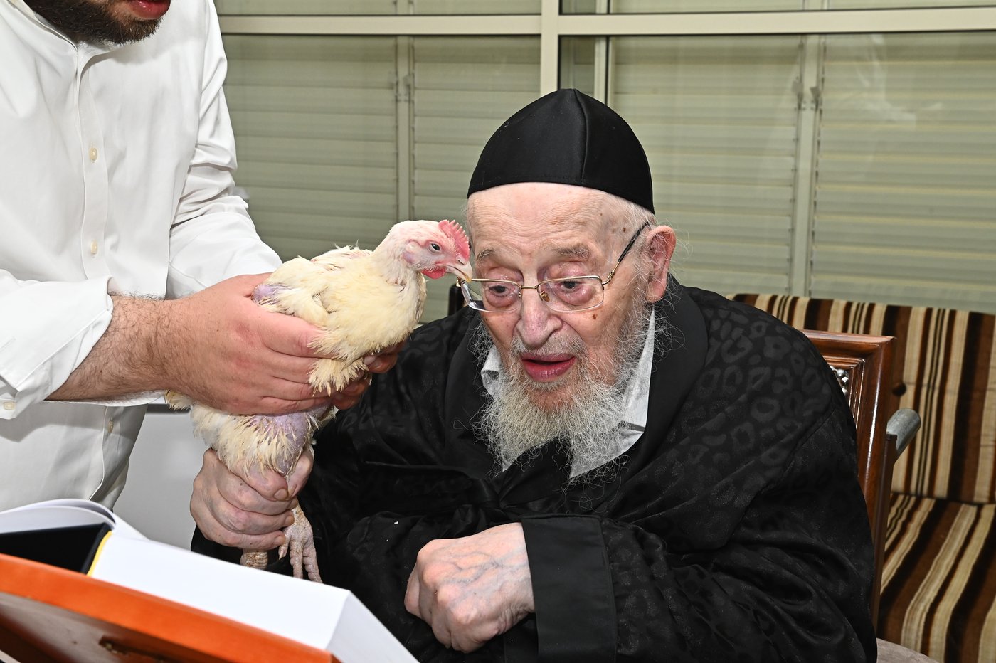 מרן הגאון רבי מאיר צבי ברגמן שליט"א במנהג כפרות | צילום: שוקי לרר