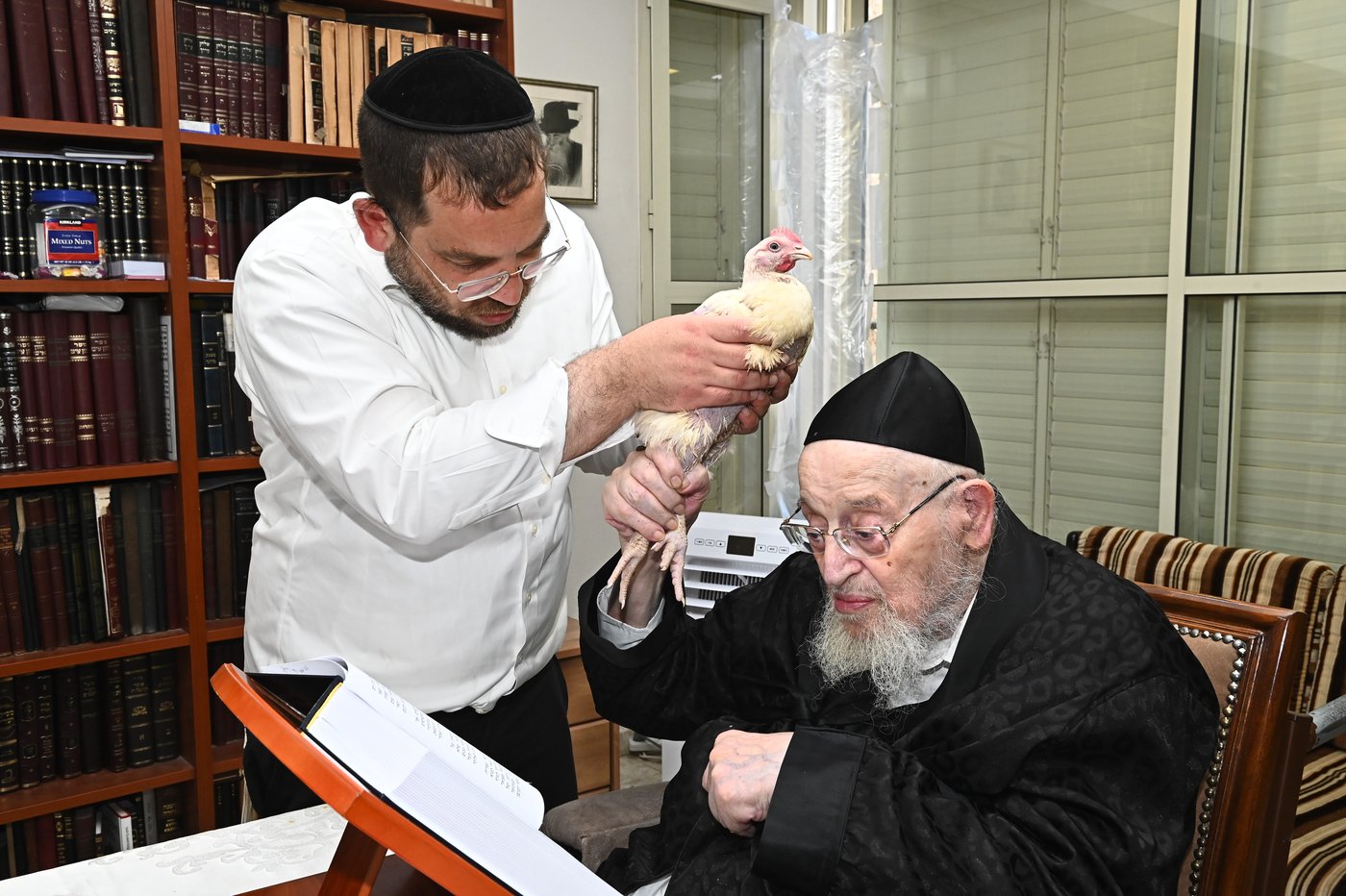 מרן הגאון רבי מאיר צבי ברגמן שליט"א במנהג כפרות | צילום: שוקי לרר