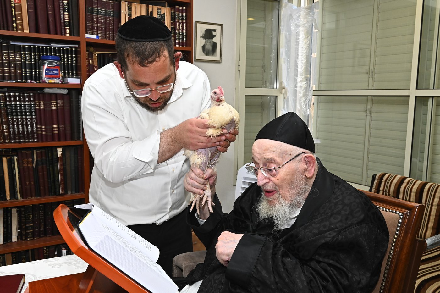 מרן הגאון רבי מאיר צבי ברגמן שליט"א במנהג כפרות | צילום: שוקי לרר