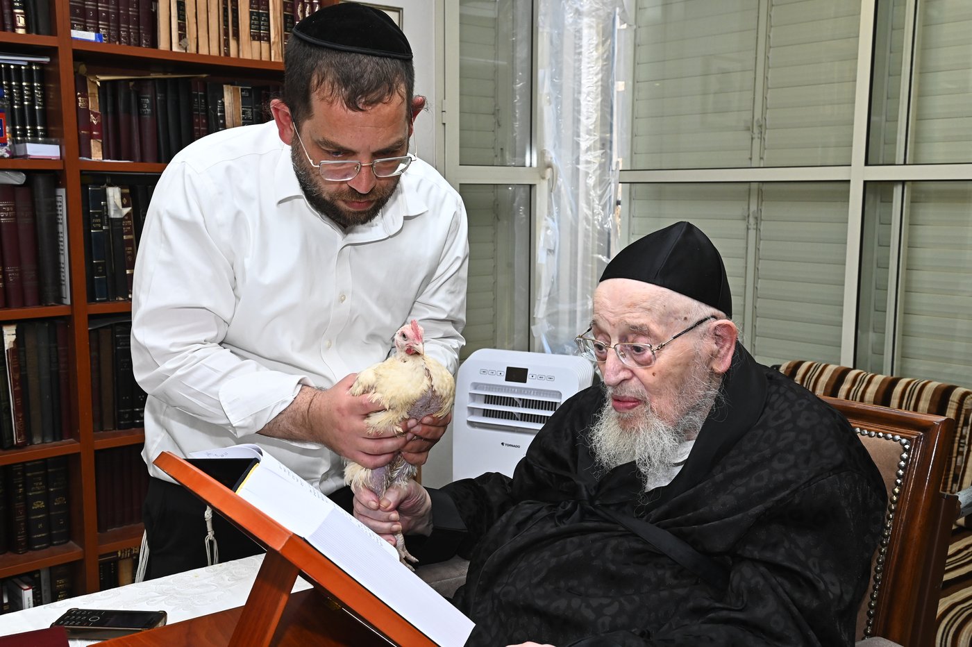 מרן הגאון רבי מאיר צבי ברגמן שליט"א במנהג כפרות | צילום: שוקי לרר