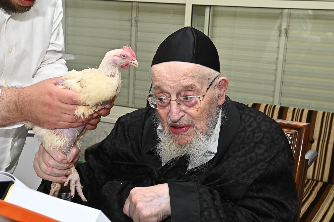 מרן הגאון רבי מאיר צבי ברגמן שליט"א במנהג כפרות | צילום: שוקי לרר