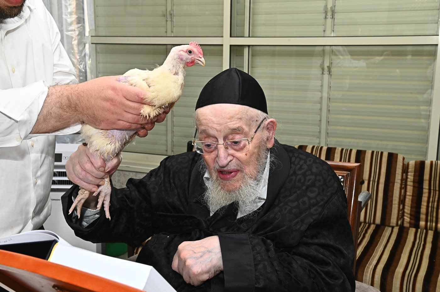 מרן הגאון רבי מאיר צבי ברגמן שליט"א במנהג כפרות | צילום: שוקי לרר