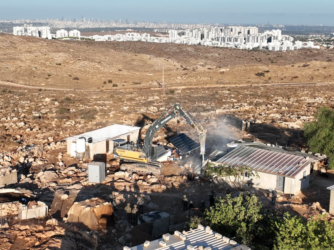 הריסת המבנים | צילום: יחידת הפיקוח