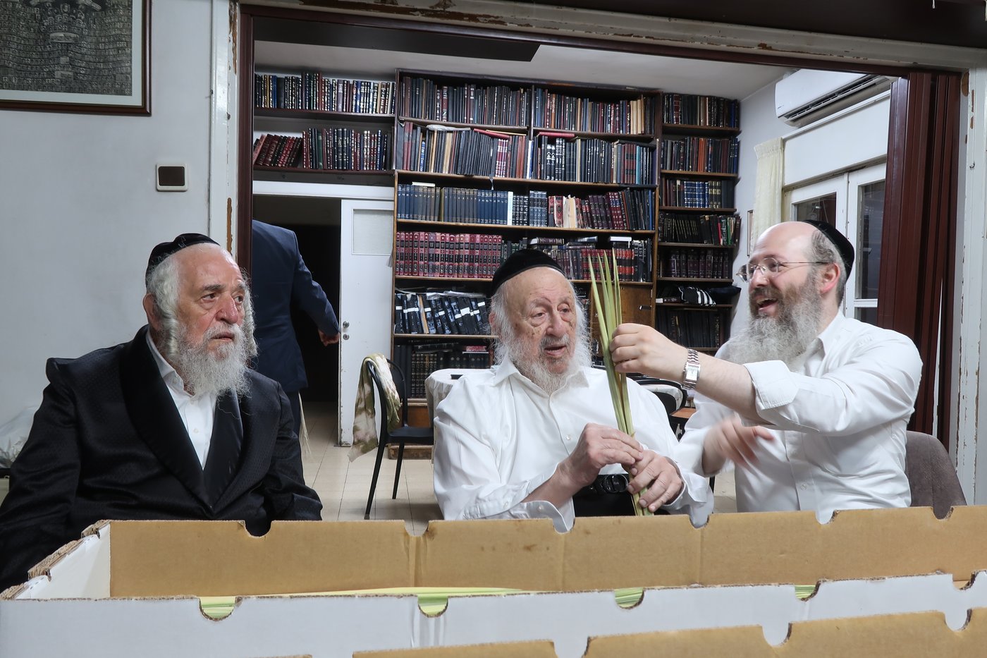 מרן ראש הישיבה הגאון רבי ברוך דב פוברסקי שליט"א בבדיקת לולבים