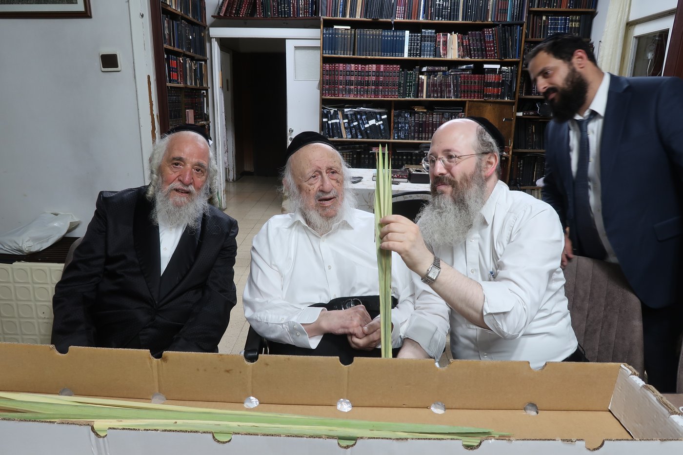 מרן ראש הישיבה הגאון רבי ברוך דב פוברסקי שליט"א בבדיקת לולבים