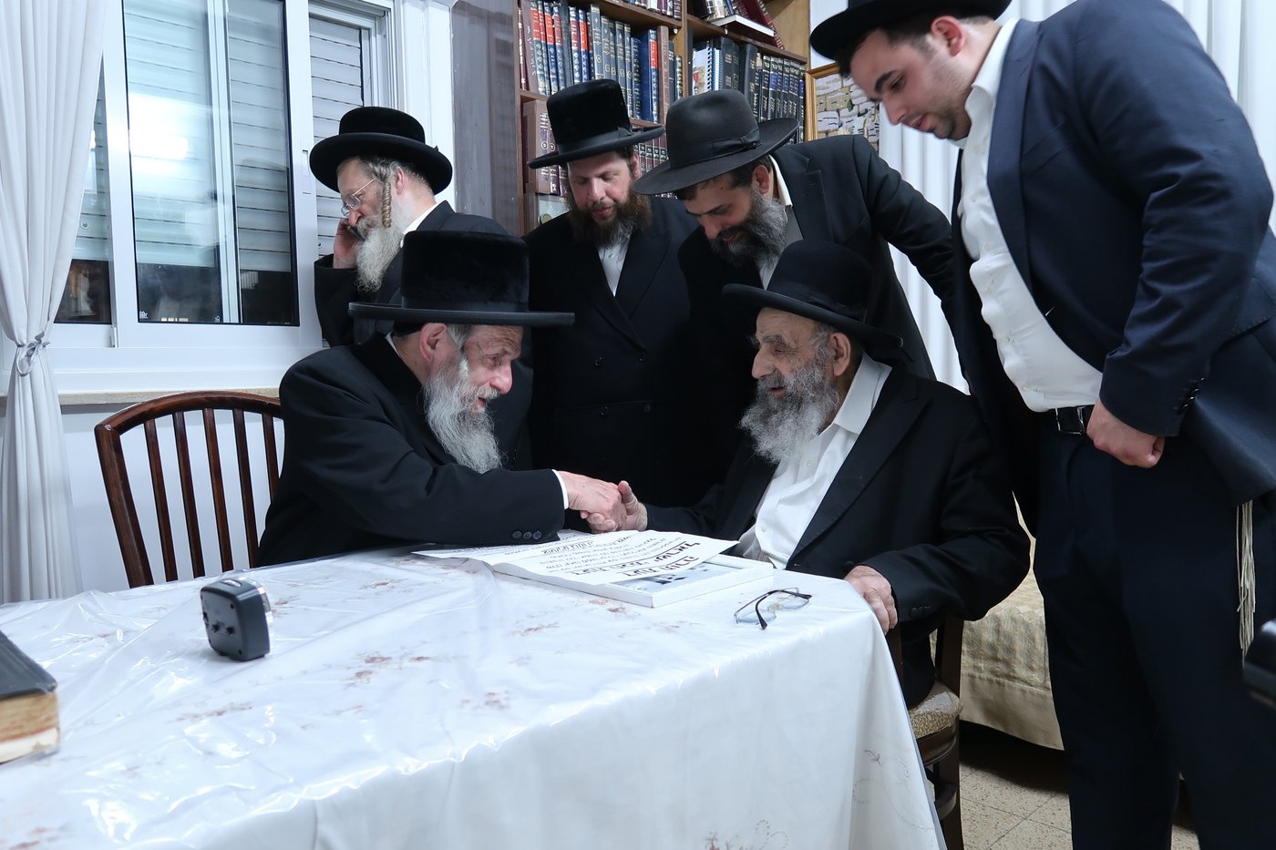 האדמו"ר מסלאנים שליט"א בביקורו אצל הגאון רבי משה צדקה שליט"א