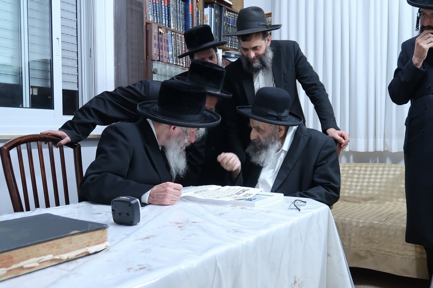 האדמו"ר מסלאנים שליט"א בביקורו אצל הגאון רבי משה צדקה שליט"א