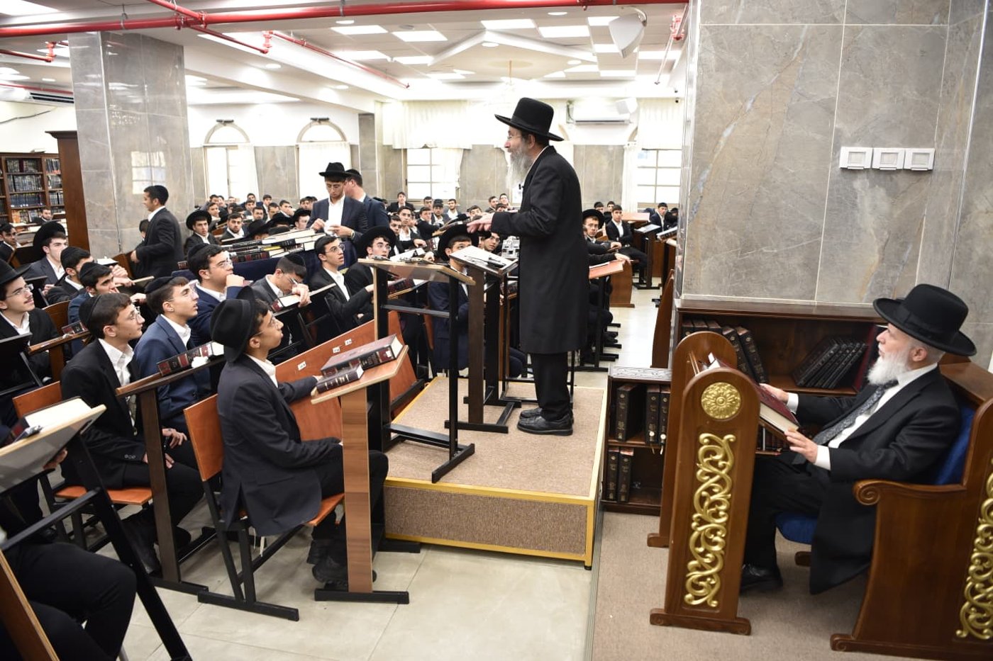הגאון רבי בנימין פינקל שליט"א בישיבת אבני נזר