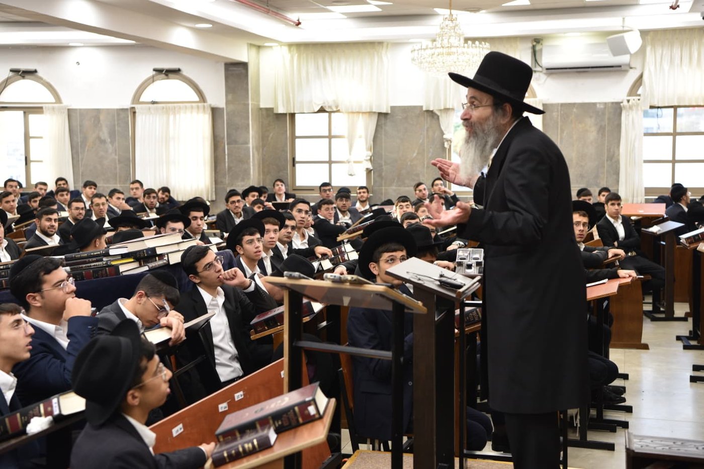 הגאון רבי בנימין פינקל שליט"א בישיבת אבני נזר
