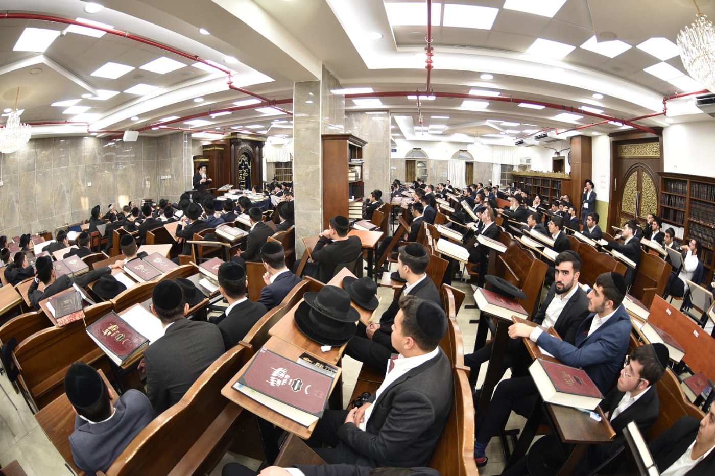 הגאון רבי בנימין פינקל שליט"א בישיבת אבני נזר