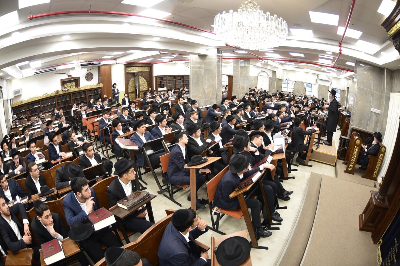 הגאון רבי בנימין פינקל שליט"א בישיבת אבני נזר