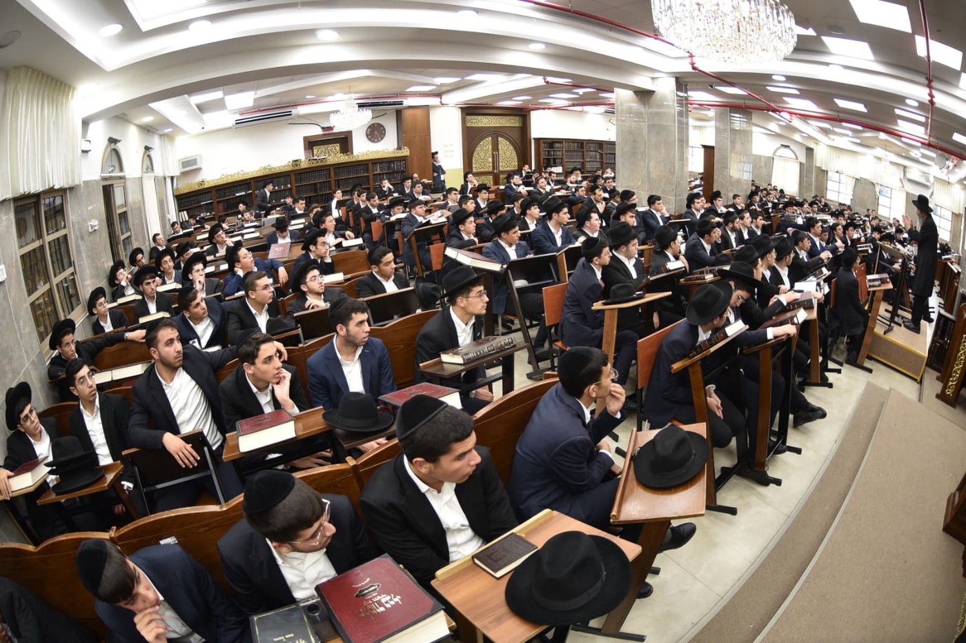 הגאון רבי בנימין פינקל שליט"א בישיבת אבני נזר