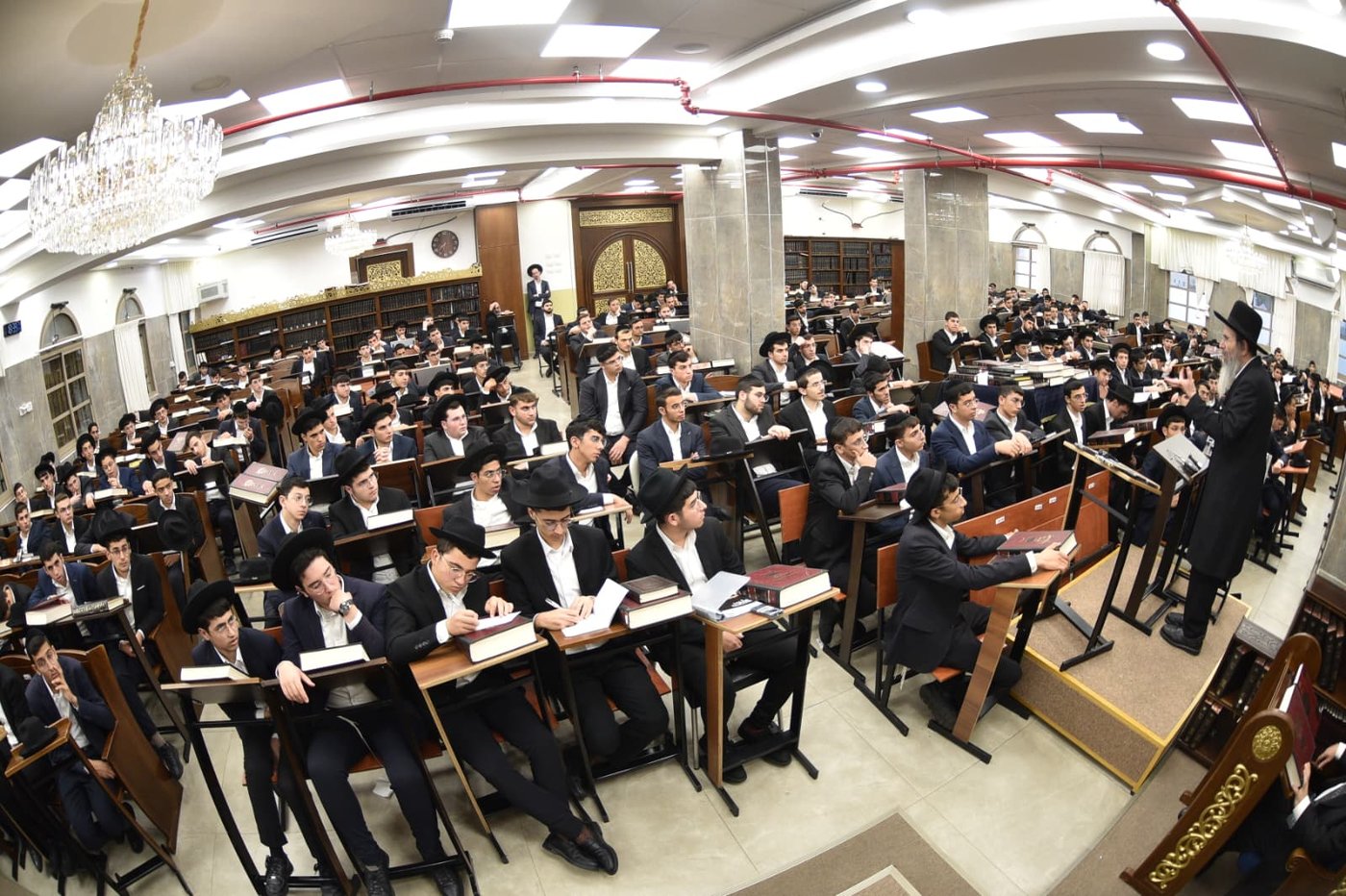 הגאון רבי בנימין פינקל שליט"א בישיבת אבני נזר