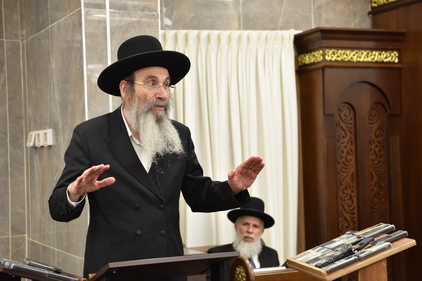 הגאון רבי בנימין פינקל שליט"א בישיבת אבני נזר