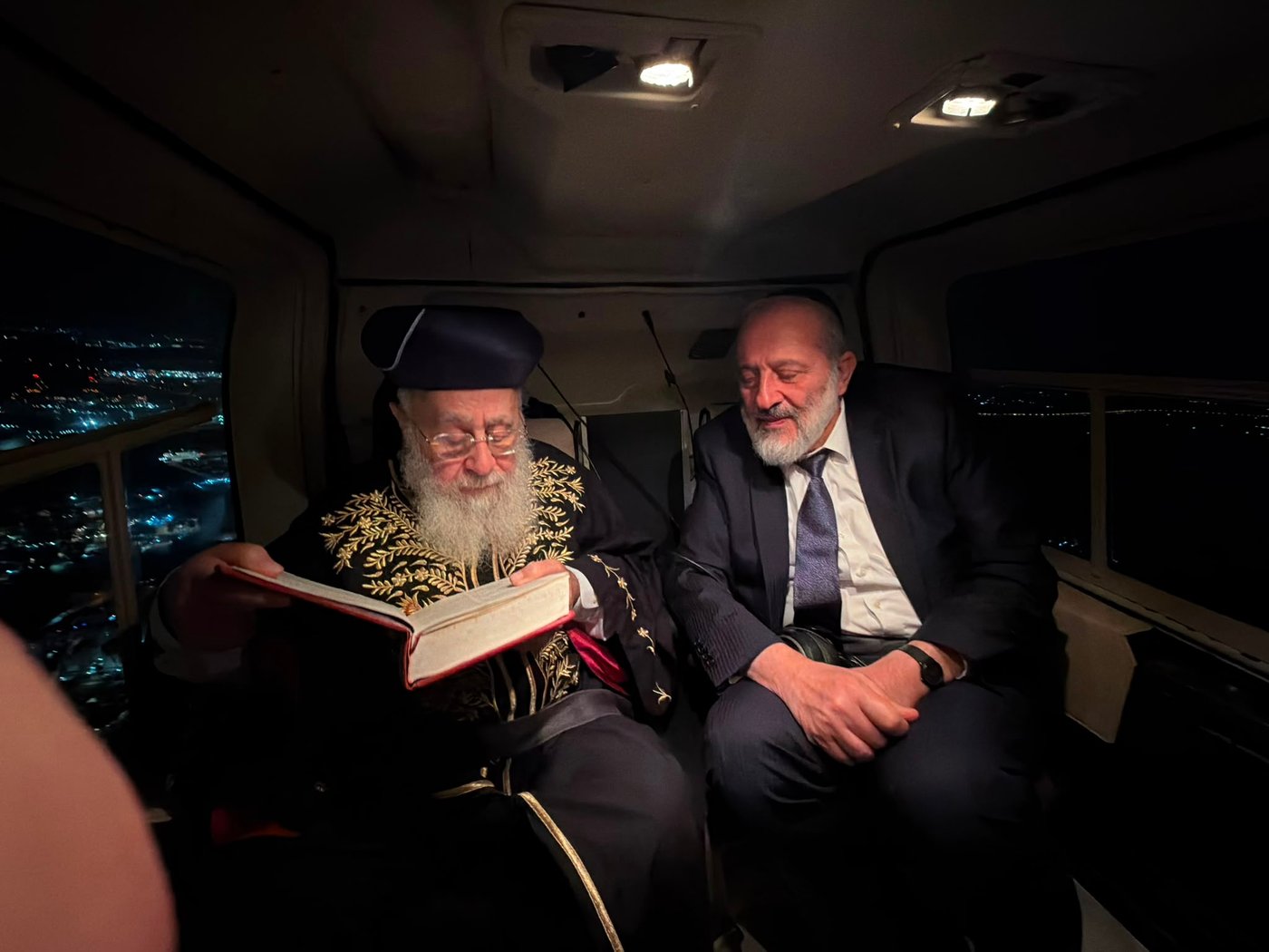 הראש"ל שליט"א עיין בלימוד כשלצידו יו"ר ש"ס אריה דרעי