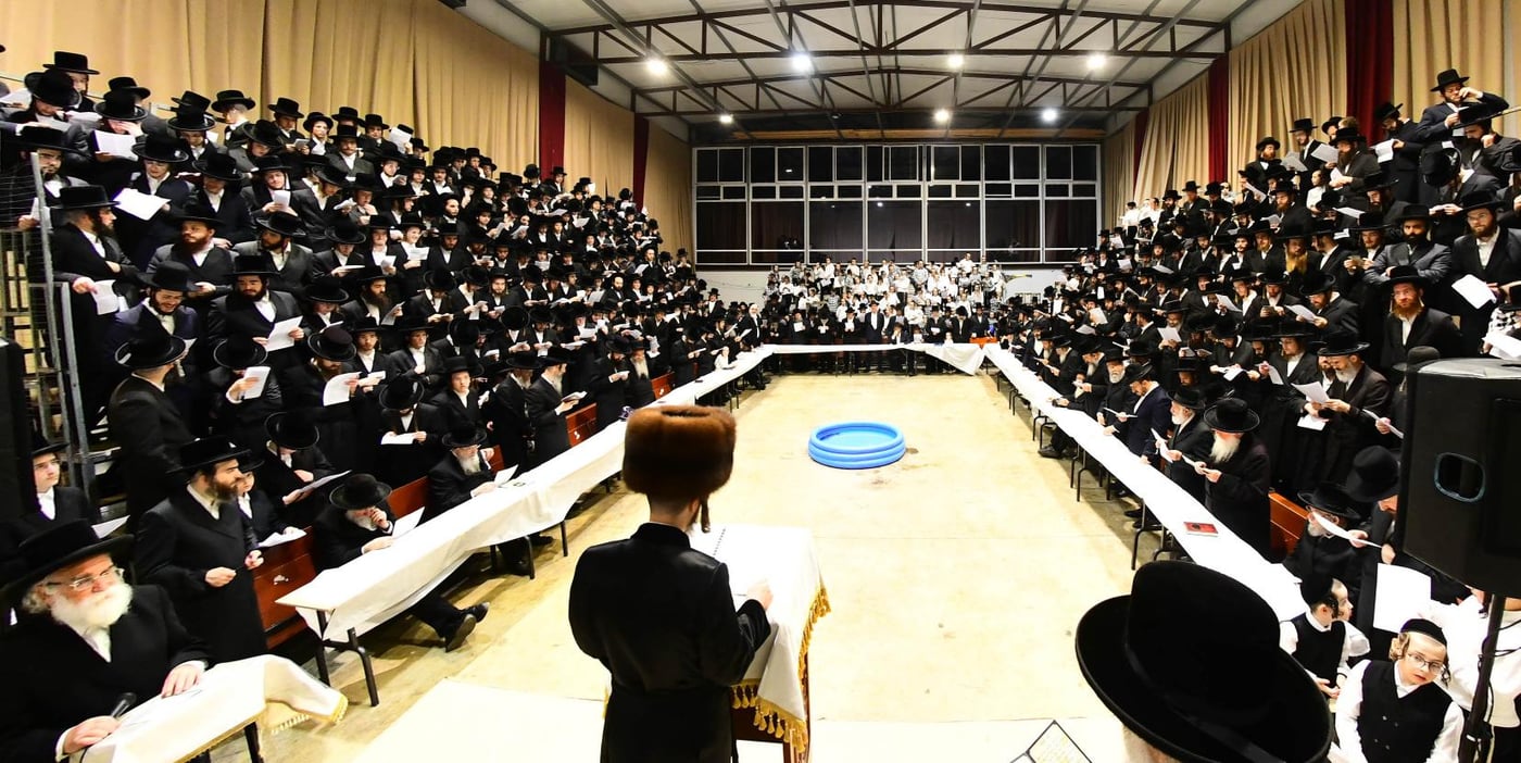 האדמו"ר מסאדיגורה שליט"א באמירת תשליך | צילום: שוקי לרר