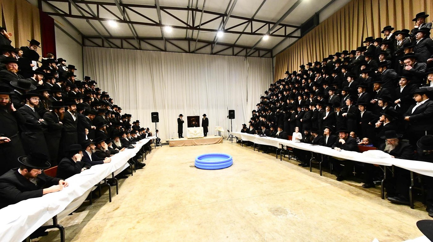 האדמו"ר מסאדיגורה שליט"א באמירת תשליך | צילום: שוקי לרר