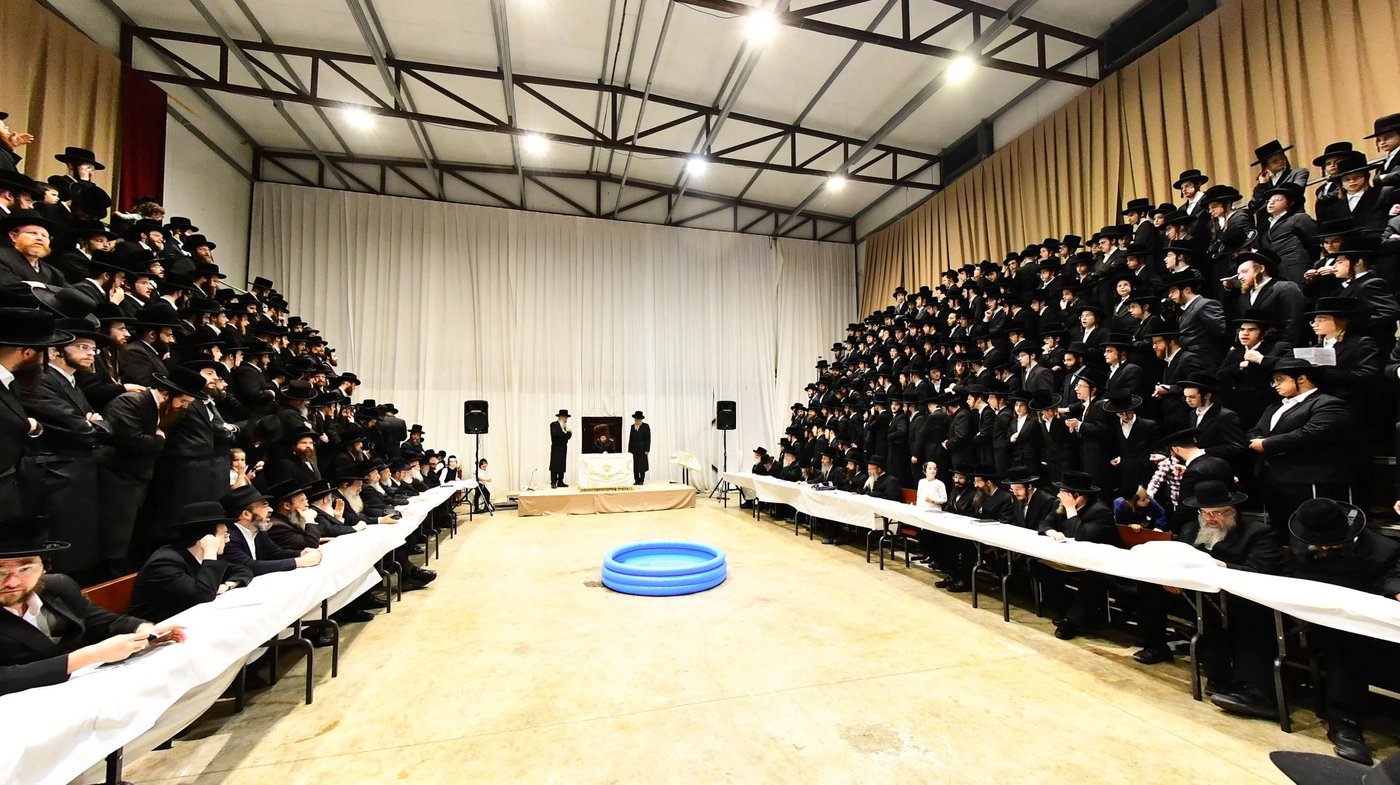 האדמו"ר מסאדיגורה שליט"א באמירת תשליך | צילום: שוקי לרר