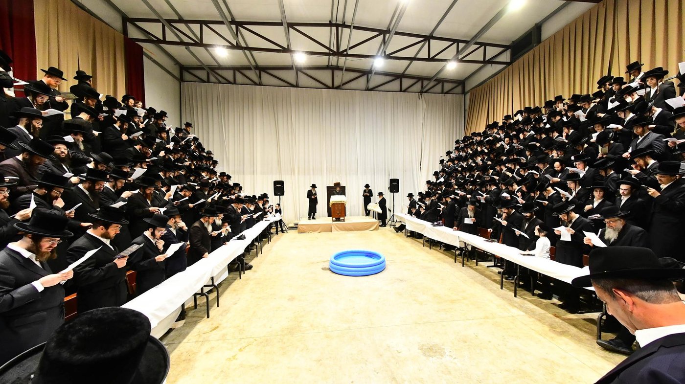 האדמו"ר מסאדיגורה שליט"א באמירת תשליך | צילום: שוקי לרר