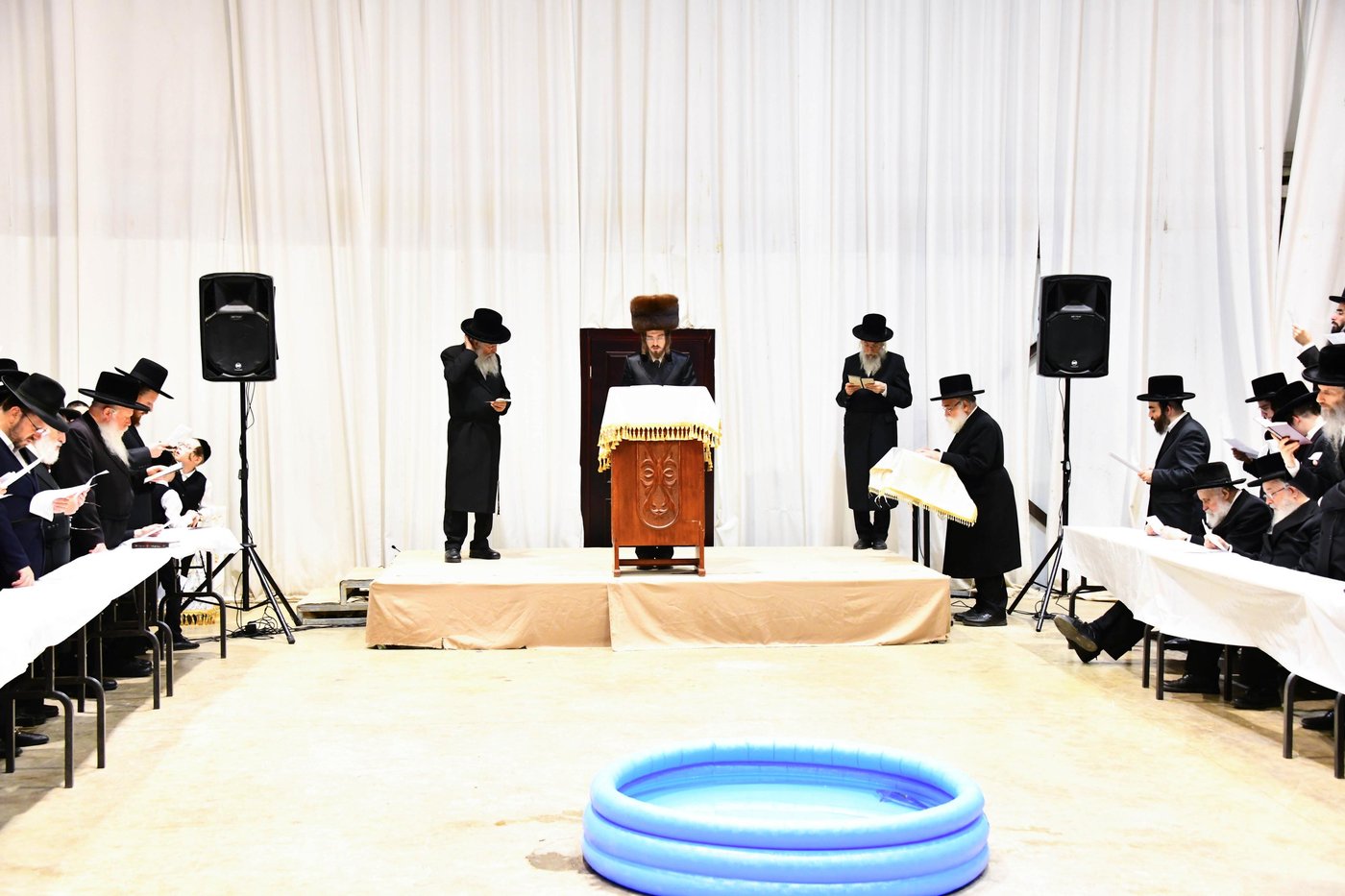האדמו"ר מסאדיגורה שליט"א באמירת תשליך | צילום: שוקי לרר