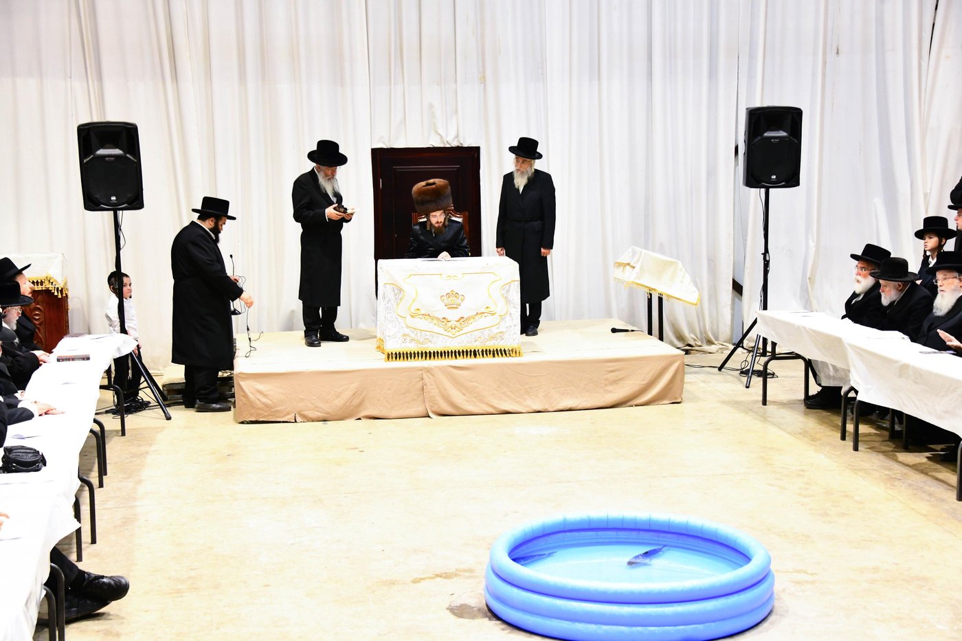 האדמו"ר מסאדיגורה שליט"א באמירת תשליך | צילום: שוקי לרר