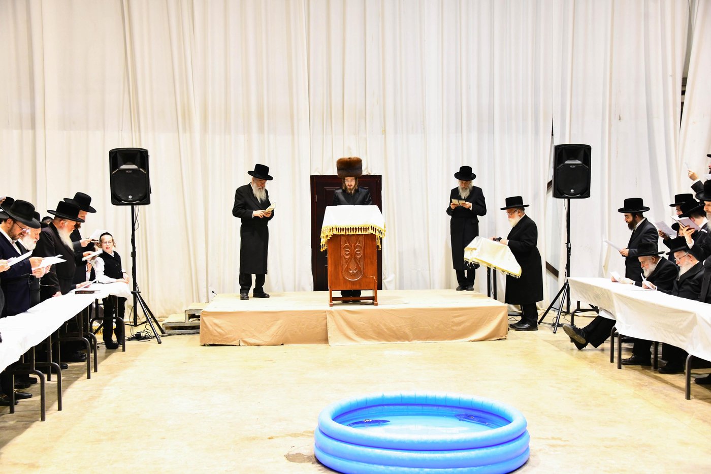 האדמו"ר מסאדיגורה שליט"א באמירת תשליך | צילום: שוקי לרר