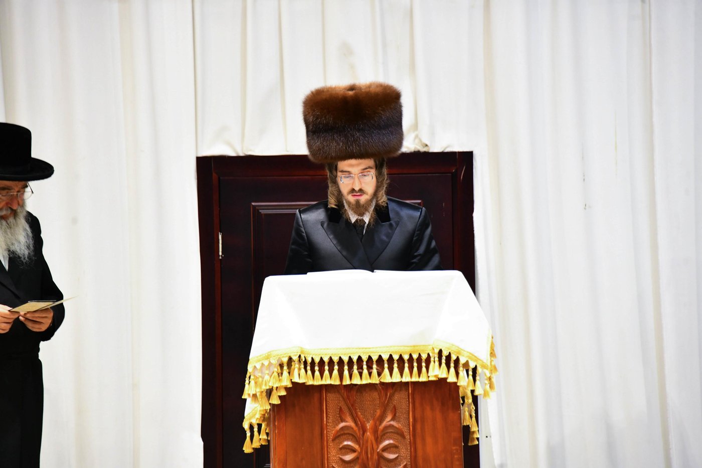 האדמו"ר מסאדיגורה שליט"א באמירת תשליך | צילום: שוקי לרר