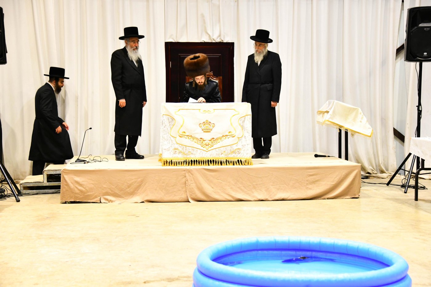 האדמו"ר מסאדיגורה שליט"א באמירת תשליך | צילום: שוקי לרר