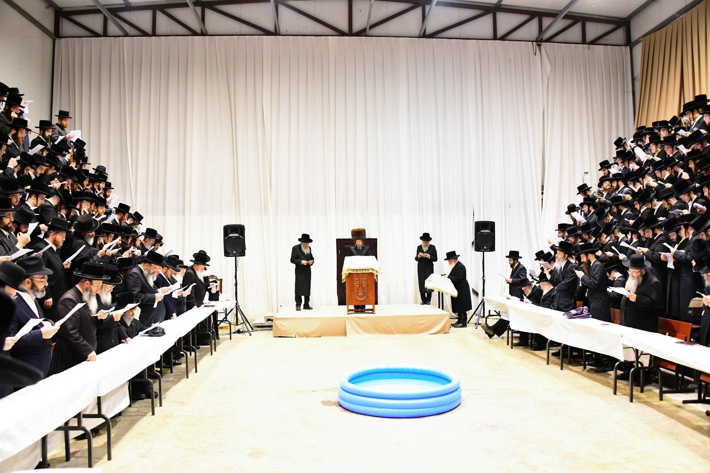 האדמו"ר מסאדיגורה שליט"א באמירת תשליך | צילום: שוקי לרר