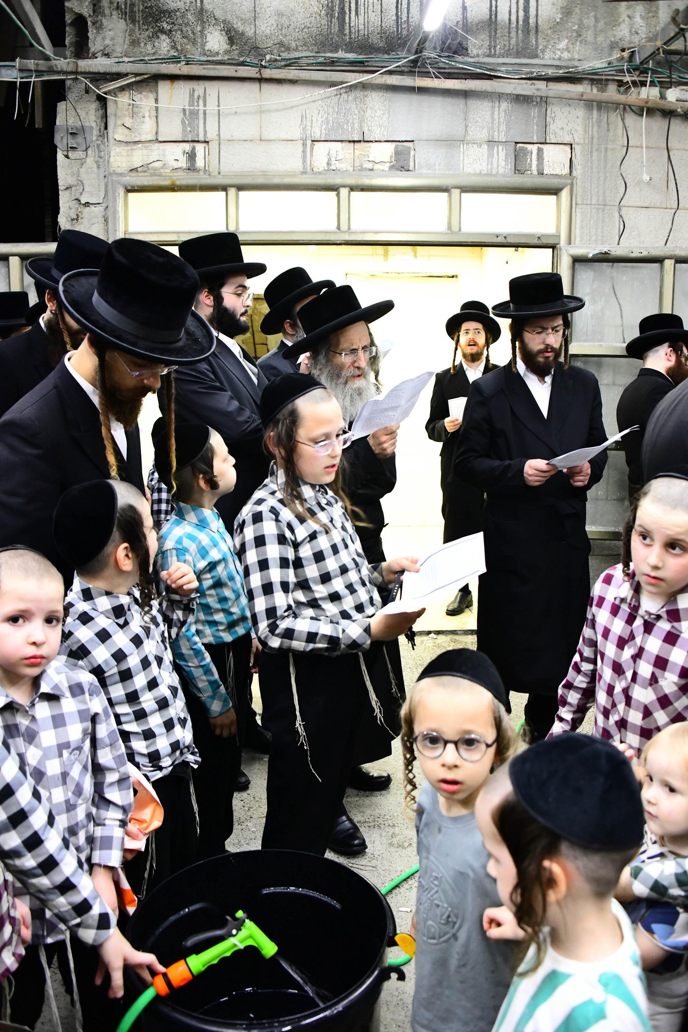 הגה"צ רבי אלימלך בידרמן שליט"א באמירת תשליך | צילום: שוקי לרר