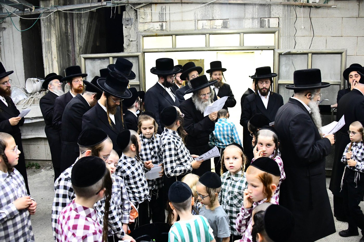 הגה"צ רבי אלימלך בידרמן שליט"א באמירת תשליך | צילום: שוקי לרר
