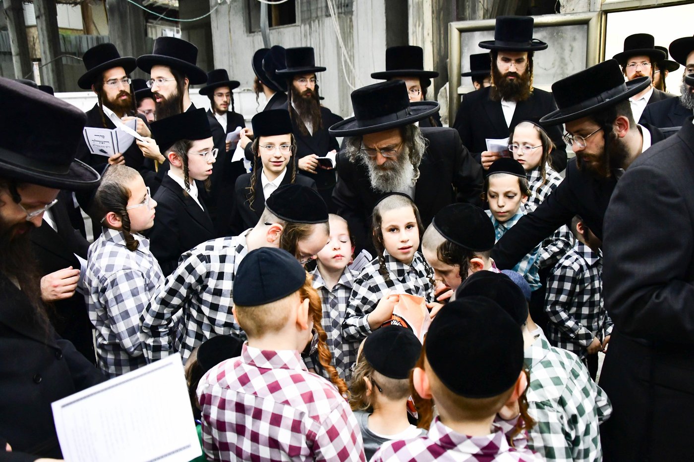 הגה"צ רבי אלימלך בידרמן שליט"א באמירת תשליך | צילום: שוקי לרר