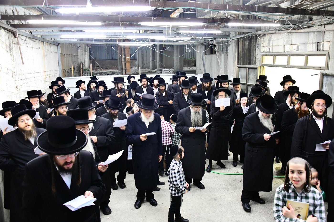 הגה"צ רבי אלימלך בידרמן שליט"א באמירת תשליך | צילום: שוקי לרר
