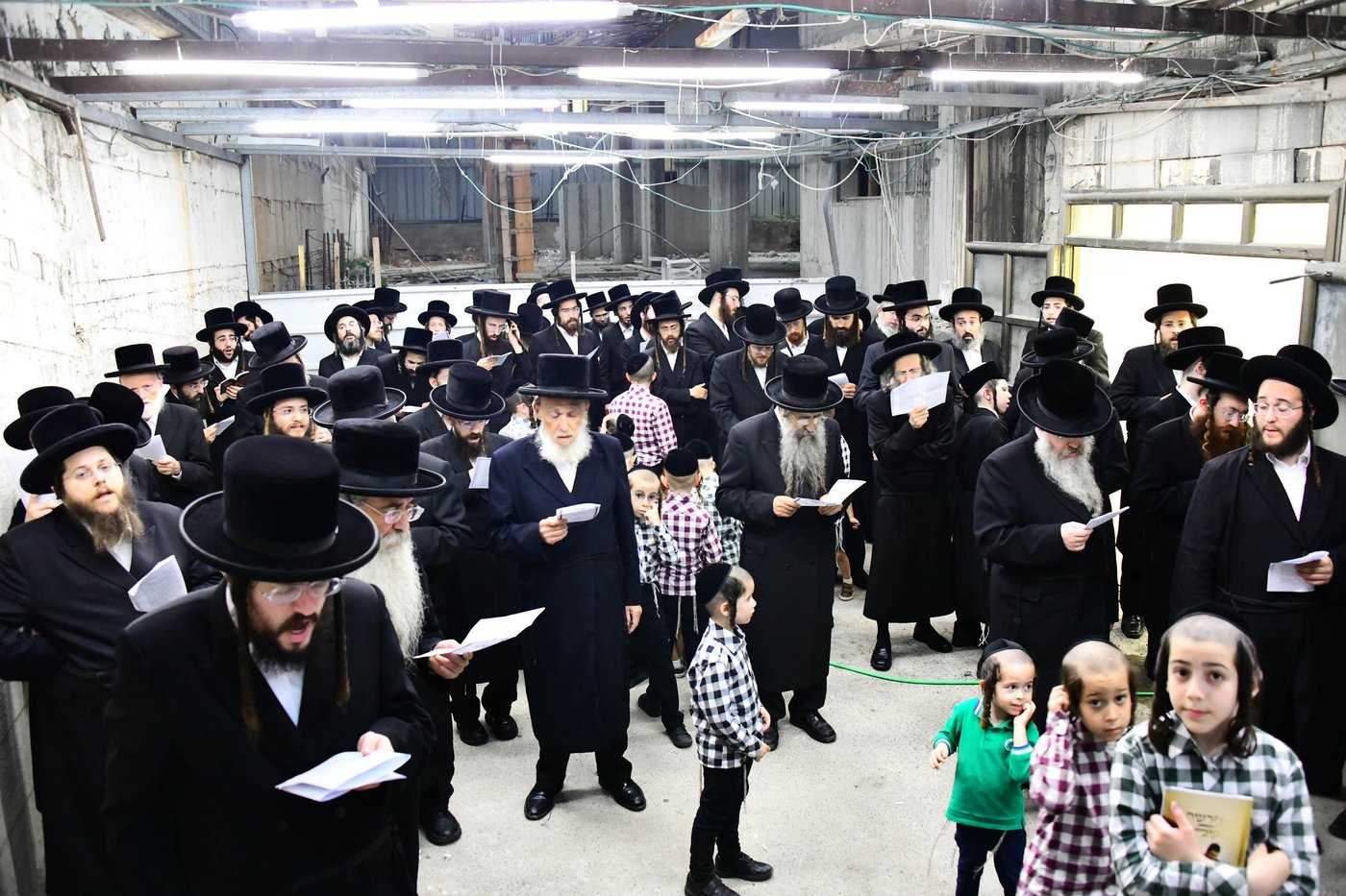 הגה"צ רבי אלימלך בידרמן שליט"א באמירת תשליך | צילום: שוקי לרר