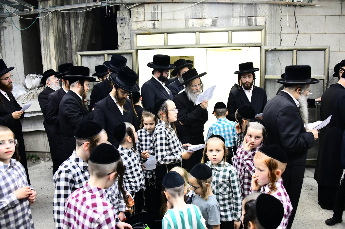 הגה"צ רבי אלימלך בידרמן שליט"א באמירת תשליך | צילום: שוקי לרר
