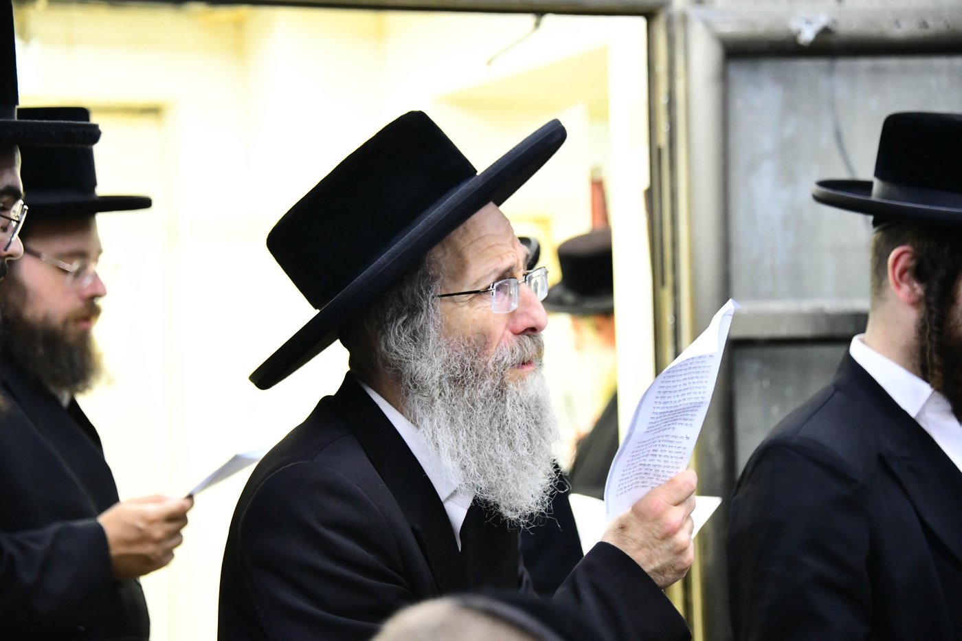 הגה"צ רבי אלימלך בידרמן שליט"א באמירת תשליך | צילום: שוקי לרר
